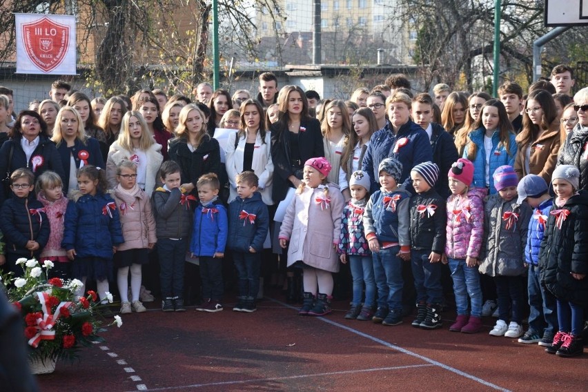 "Rekord dla Niepodległej" w Kielcach. Uczniowie śpiewali hymn w piątek o 11.11 - zobaczcie wideo i zdjęcia