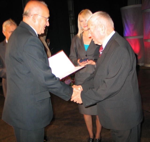 (od prawej) Zenon Piekarz odbiera list gratulacyjny i medal od Juranda Lubasa, przewodniczącego Rady Miasta Tarnobrzega.