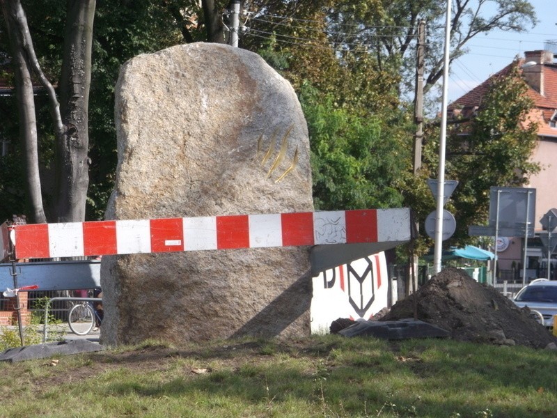 Wrocław: Pomnik na 700-lecie Kleciny już stoi. W piątek zamontują litery (ZDJĘCIA)