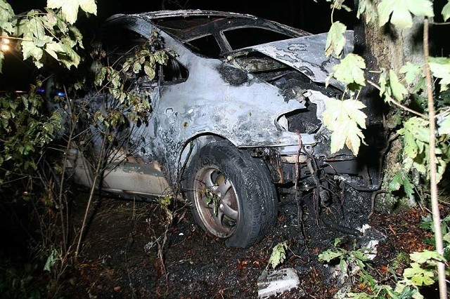 W niedzielę około godziny 22 doszło do tragicznego wypadku na trasie Polanów-Krąg. Kierowca forda galaxy, zjechał na pobocze na prostym odcinku drogi, uderzył w drzewo. Auto stanęło w płomieniach.