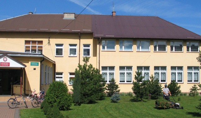 W Zespole Szkół i Placówek w Baranowie Sandomierskim w okresie wakacji przeprowadzono bieżące naprawy konserwatorsko &#8211; remontowe. Wczoraj koszono jeszcze trawnik wokół szkoły.