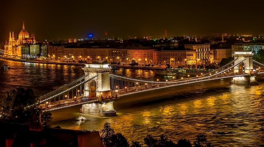 Budapeszt -  miasto położone nad Dunajem stanowi...