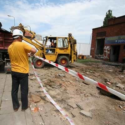 Na razie w kilku miejscach trwa rozbiórka zbędnych pomieszczeń