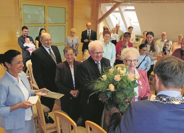 Irena i Edwin Belke oraz Jadwiga i Józef Kiedrowscy odebrali w gminie medale za długoletnie pożycie małżeńskie.