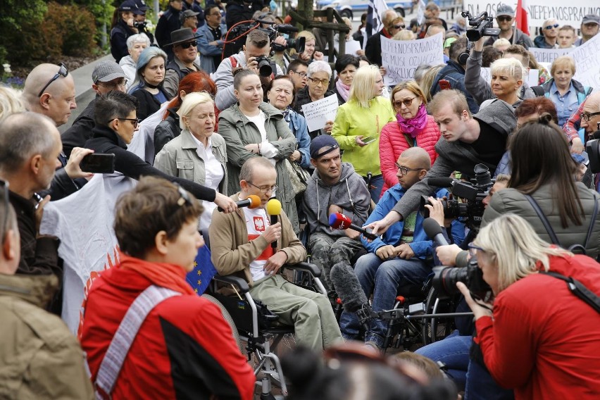Minister Rafalska ponownie spotkała się z rodzicami osób niepełnosprawnych. Porozumienia wciąż brak 
