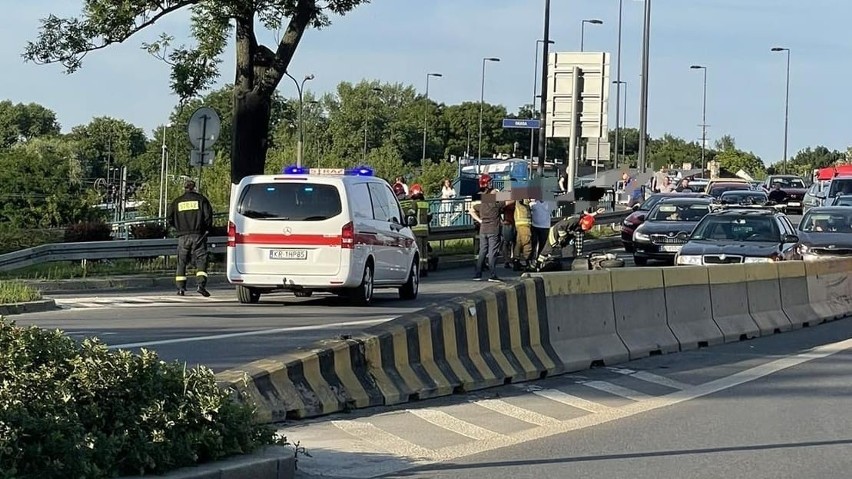 Kraków. Zderzenie jadącego skuterem z autem na al. 29 Listopada