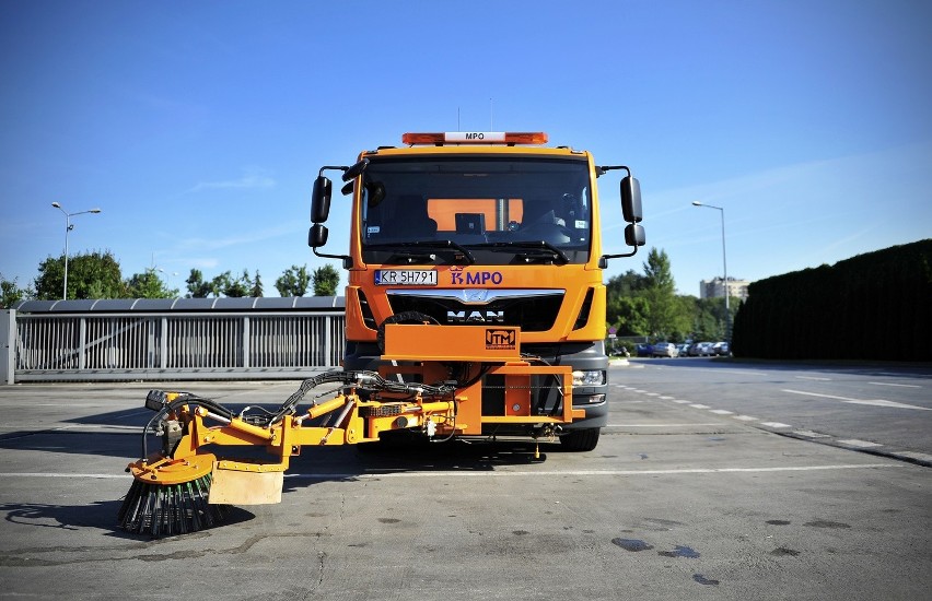 Kraków. Do miasta trafiły nowe zamiatarki uliczne [ZDJĘCIA]