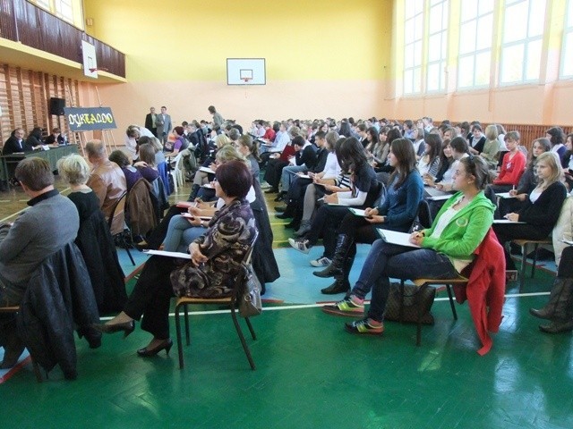 W sali gimnastycznej białobrzeskiego gimnazjum z polską ortografią zmagało się ponad 150 osób.