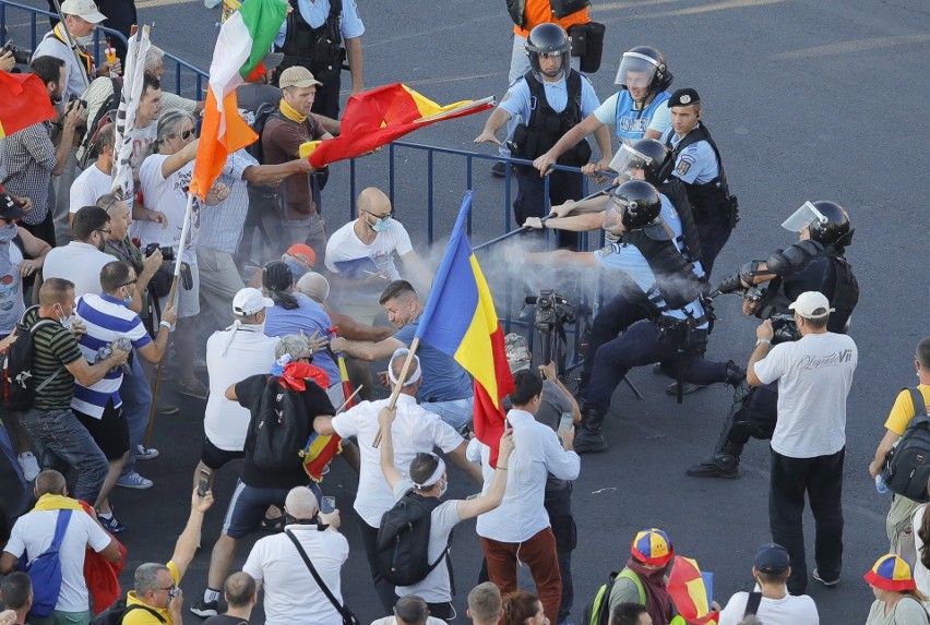 Antyrządowe protesty w Rumunii [ZDJĘCIA] Manifestacja i zamieszki w Bukareszcie. Doszło do starcia z policją, wiele osób rannych [WIDEO]