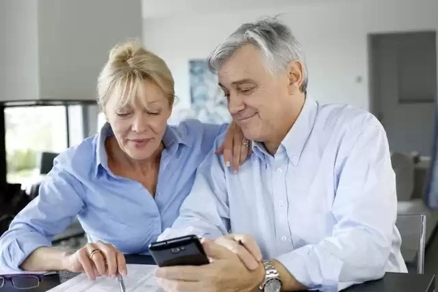 Wyższe świadczenia już na kontach seniorów. To efekt waloryzacji rent i emerytur, która weszła w życie z początkiem marca. W tym roku świadczenia wzrosły o 7 procent, czyli więcej niż pierwotnie zakładano. Ile seniorzy zyskają w ciągu roku? Zobacz wyliczenia na kolejnych slajdach naszej galerii.