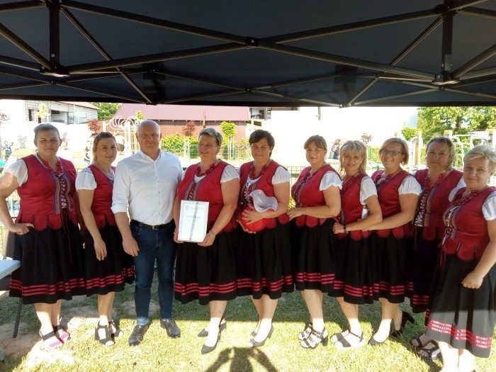 Paniom z Koła Gospodyń Wiejskich podziękował i pogratulował...