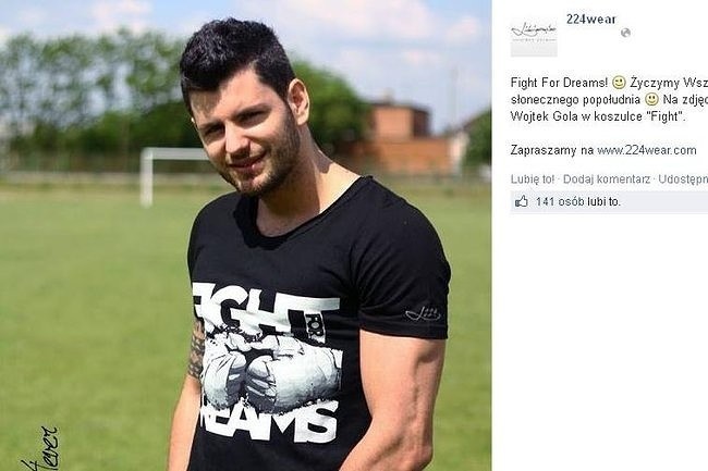 Wojtek promuje koszulki (fot. screen z Facebook.com)