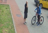 Centrum Rowerowe Sprint w Białymstoku okradzione. Złodziej odjechał na rowerze w biały dzień. Sklep wyznaczył nagrodę (wideo z monitoringu)