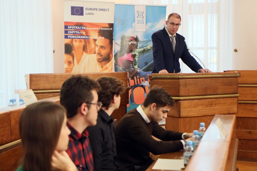 Każdy uczeń wie, jak funkcjonuje UE. Symulacja Parlamentu Europejskiego w Ratuszu w Lublinie. Zdjęcia 
