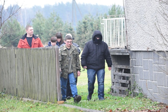 15-letni Mateusz N. (w kurtce moro) z Tarnowa Opolskiego zabił swojego sąsiada. Potem - jak gdyby nigdy nic - wrócił do domu.