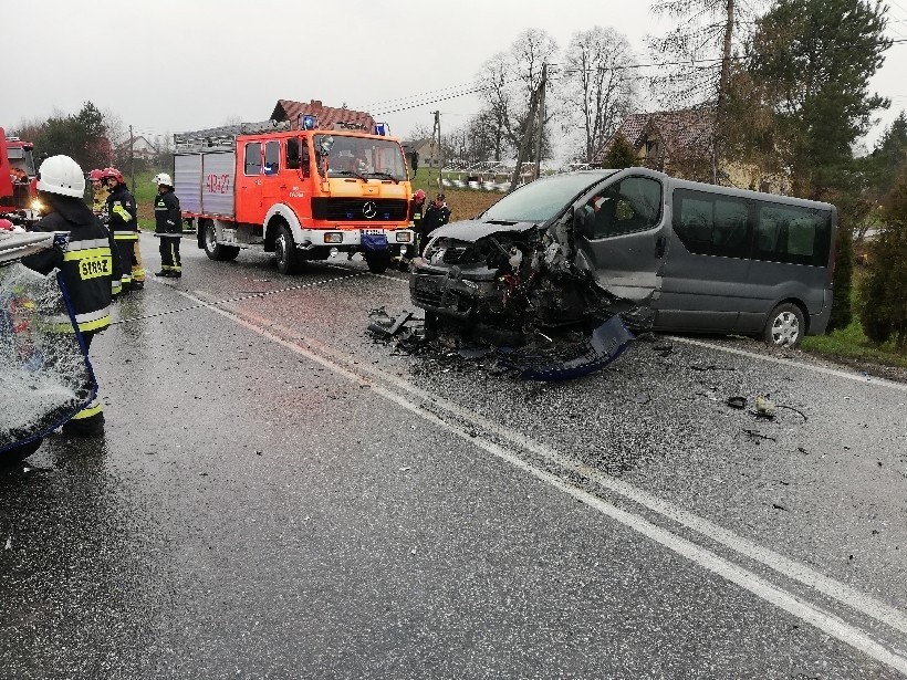 Wypadek w Tworkowej. Trzy osoby zostały ranne, w tym 5-letnie dziecko - NOWE ZDJĘCIA z miejsca zdarzenia