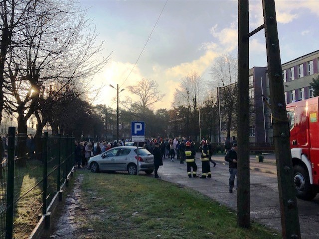 Ostrołęka. Alarm bombowy w Zespole Szkół Zawodowych nr 4 i innych ostrołęckich szkołach, 03.12.2019