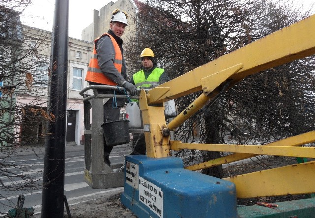 Po zainstalowaniu lamp na al. 23 Stycznia ekipa Elektrobudu Grudziądz przeniosła się w inne części starego miasta