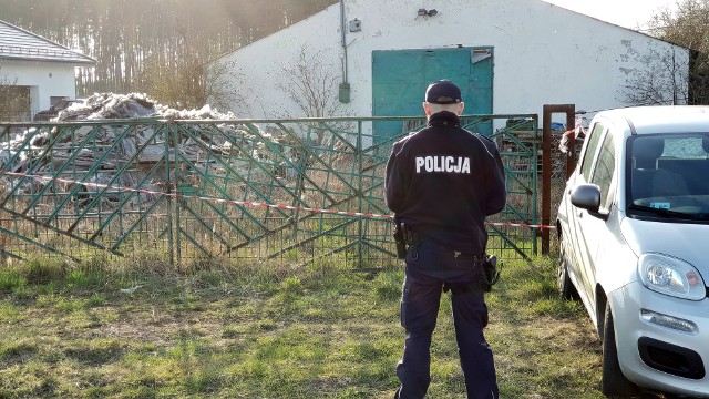 Początkowo toksyczne odpady były pilnowane przez policję. Obecnie teren jest zamknięty przed osobami postronnymi. Ale dzikie wysypisko może pozostać w tym miejscu na lata.