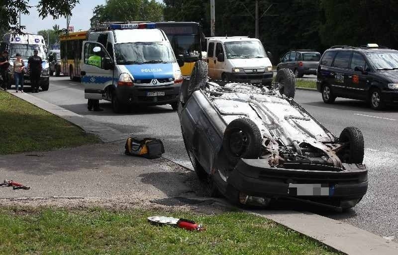 Wypadek na ul. Aleksandrowskiej. Renault dachowało, dwaj mężczyźni zostali ranni [ZDJĘCIA, FILM]