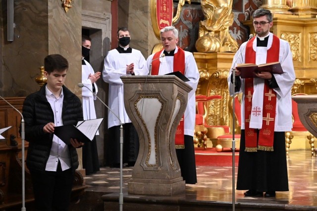 Trwa Triduum Paschalne. W Bazylice Katedralnej w Kielcach po Drodze Krzyżowej rozpoczęła się Liturgia Wielkiego Piątku. Po komunii świętej nastąpi przeniesienie Najświętszego Sakramentu do Grobu Pańskiego i rozpocznie się adoracja, która potrwa do godziny 22.00.Zachęcamy do obejrzenia galerii zdjęć z Liturgii Wielkiego Piątku w Bazylice Katedralnej w Kielcach.Szczegóły na kolejnych slajdach. (dor)