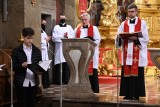 Liturgia Wielkiego Piątku w Bazylice Katedralnej w Kielcach. Adoracja potrwa do godziny 22 [ZDJĘCIA]