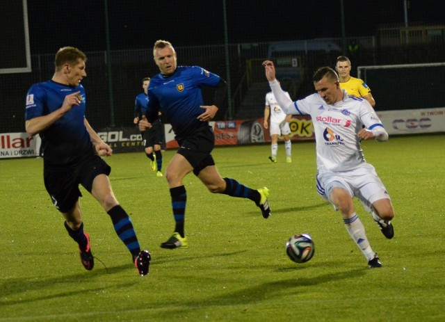 Kamil Adamek (przy piłce) wypracował akcję, po której gola na 2:1 dla Wigier zdobył Miłosz Kozak