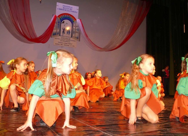 Taniec w wykonaniu dzieci z Zespołu Pieśni i Tańca "Racławice&#8221;.