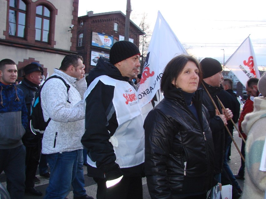 Strajk na Śląsku: Protest górników w Mysłowicach. Blokowali ulice. Jutro powtórka [ZDJĘCIA]