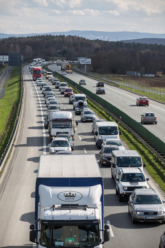 Autostradą A4 między Krakowem i Rzeszowem codziennie przejeżdża ponad 25 tysięcy samochodów. Większość z nich, to zwolnione wciąż z opłat samochody poniżej 3.5 tony