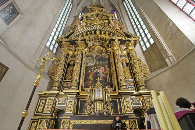 Barokowy ołtarz w gotyckich wnętrzach kościoła. Po lewej figura św. Augustyna, po prawej - zrekonstruowane aniołki z boków ołtarza