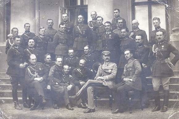 Przed Belwederem, 1921 r. Na lewo od Piłsudskiego - Rozwadowski, na prawo - Wieniawa-Długoszowski, Wilk w prawym górnym rogu