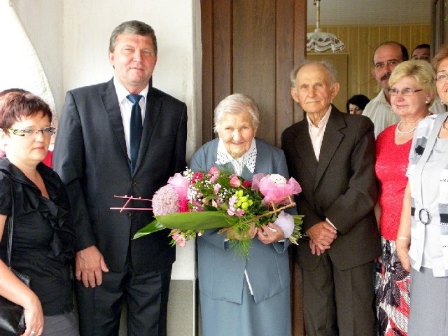 pani Helena dostała m.in. bukiet kwiatów od wójta