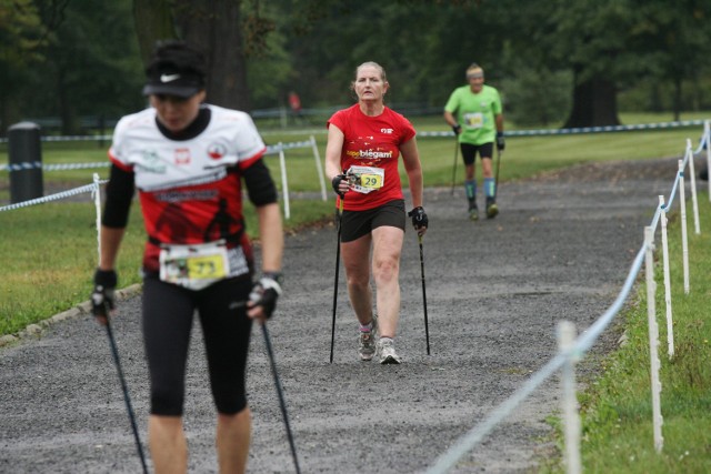 Marsz nordic walking 11 listopada nad jeziorem w Turawie.