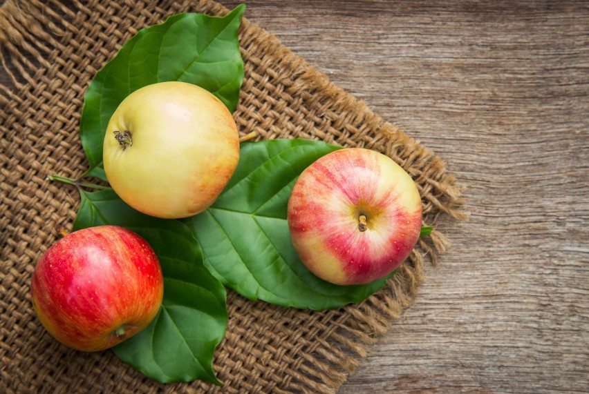 Jabłka to niskokaloryczne owoce (52 kcal w 100 g), które w...