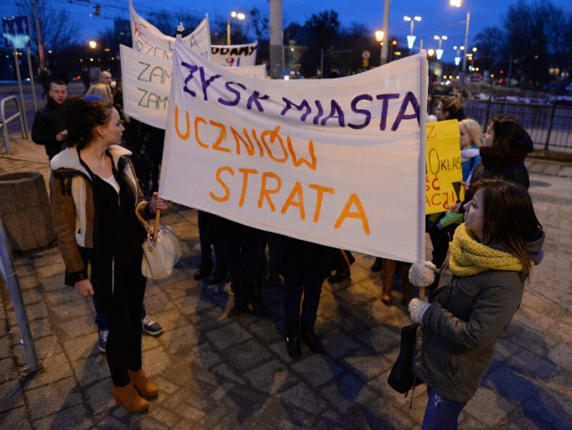 Kilkudziesięciu uczniów ZSE oraz ZSZ nr 9 w Gdańsku protestowali przeciwko wchłonięciu tych szkół przez inne