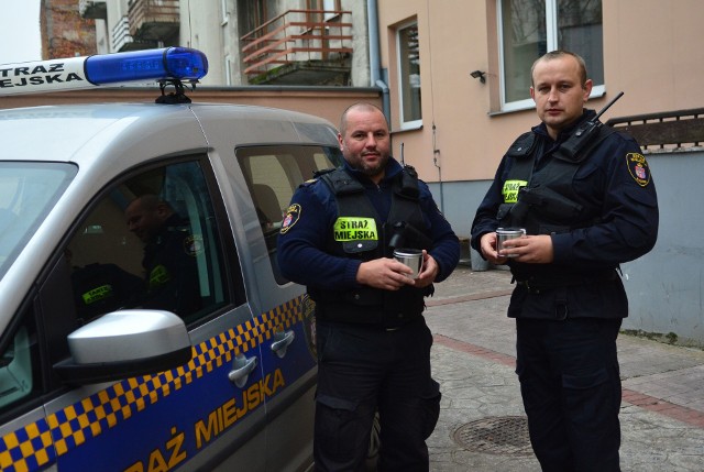 Radomscy strażnicy miejscy Karol Rutka (z lewej) oraz Marcin Krawczyk ze specjalnymi puszkami na próbki popiołu, które są potem badane w laboratorium, aby stwierdzić, czy palono odpadkami.