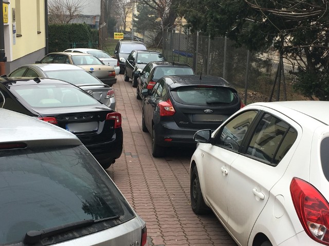 Ulica OkrzeiOto mistrzowie parkowania w Przemyślu. Tych kierowców nie należy naśladować.Zobacz także: 20-letnia kobieta dachowała volkswagenem golfem w Przemyślu. Poszkodowana trafiła do szpitala