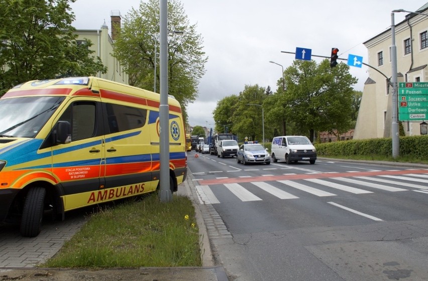 Pieszy wszedł na przejście na czerwonym świetle w Słupsku. Został potrącony przez kierowcę hondy 