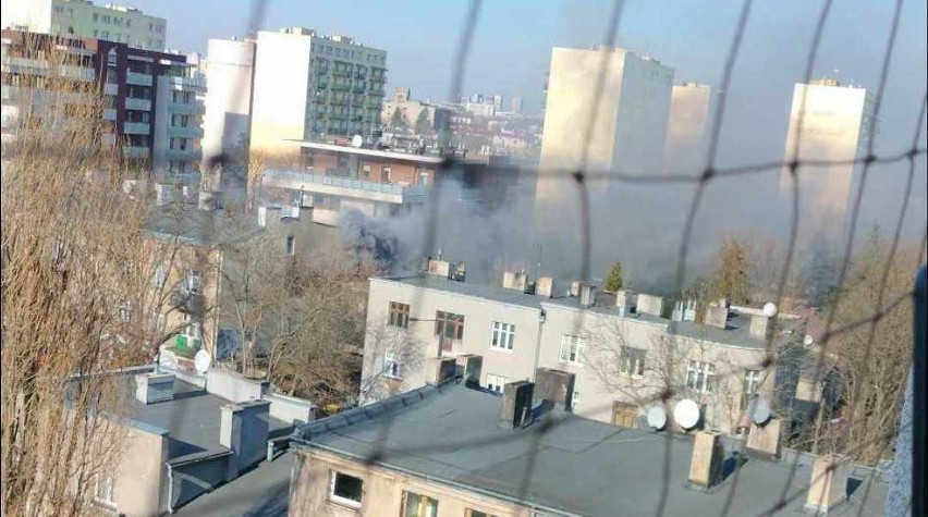 Pożar w mieszkaniu przy ul. Dąbrowskiego w Łodzi. Ewakuacja lokatorów, utrudnienia w ruchu