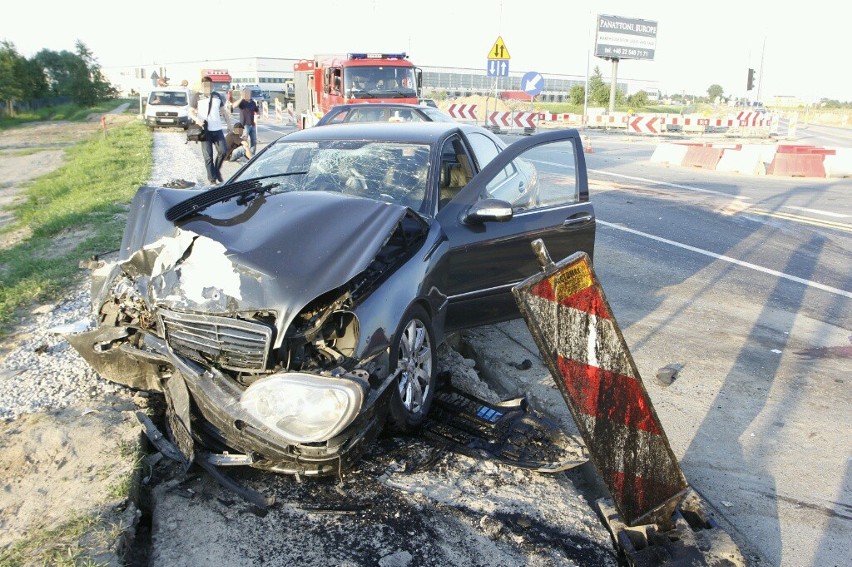 Wypadek w Bielanach Wr. na drodze Wrocław - Świdnica. Dwie osoby ranne (ZDJĘCIA)