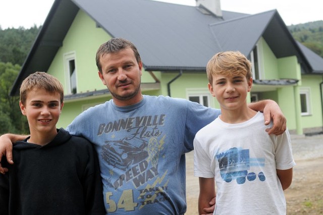 - Ciągle do mnie nie dociera, że znów mamy dom i już za kilka dni w nim zamieszkamy &#8211; mówi Jarosław Barnaś. Na zdjęciu z synami Danielem i Łukaszem.
