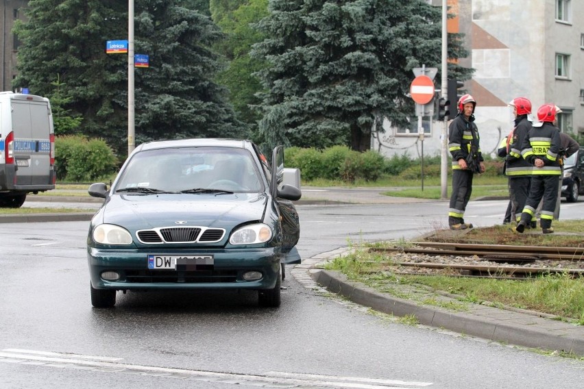 Wrocław: Wypadek na Lotniczej. Dwie osoby uwięzione w samochodzie