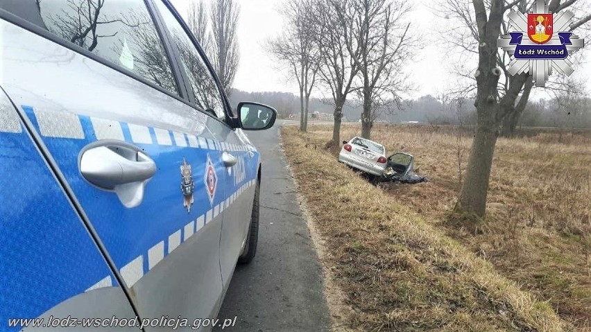 Śmiertelny wypadek w Gałkówku pod Łodzią. Auto uderzyło w drzewo. Zginął kierowca