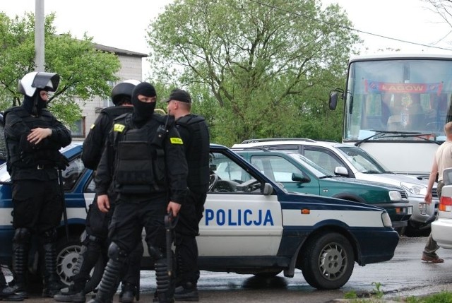 Podczas meczu Skała Tumilin - ŁKS Łagów między kibicami wybuchła bójka, którą stłumiło kilkudziesięciu policjantów z kieleckiej prewencji.