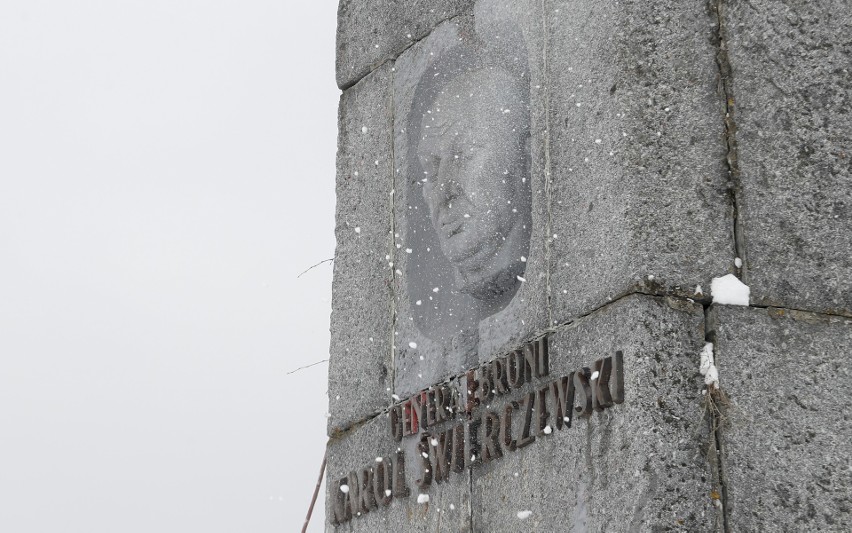 Demontaż pomnika Karola Świerczewski w Jabłonkach.
