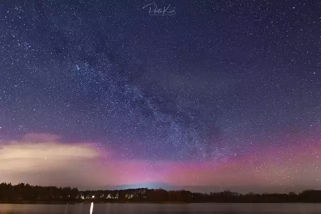 Krzysztofowi Rydwelskiemu udało się sfotografować zorzę. Zobaczcie niesamowite zdjęcia. - Wypatrywałem ją od 21.30 do 24.50. A pojawiła się dokładnie 23.31. Ciut wcześniej też była widoczna ale słabiej. Jak na polskie warunki to i tak dobrze - mówi. - Zdjęcia wykonałem nad jeziorem Jeleń. (zida)Zorza polarna 17.03.2015 Gdynia. autor: Piotr Lewandowski 