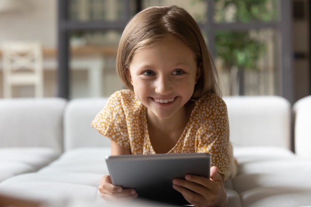 Dzieci uwielbiają technologie, dlatego e-booki to dla nich atrakcyjna i naturalna forma książki. Nie zabraniaj. Wspieraj czytelnictwo dziecka. A jak je zachęcić do czytania książek? Poznaj nasze pomysły.