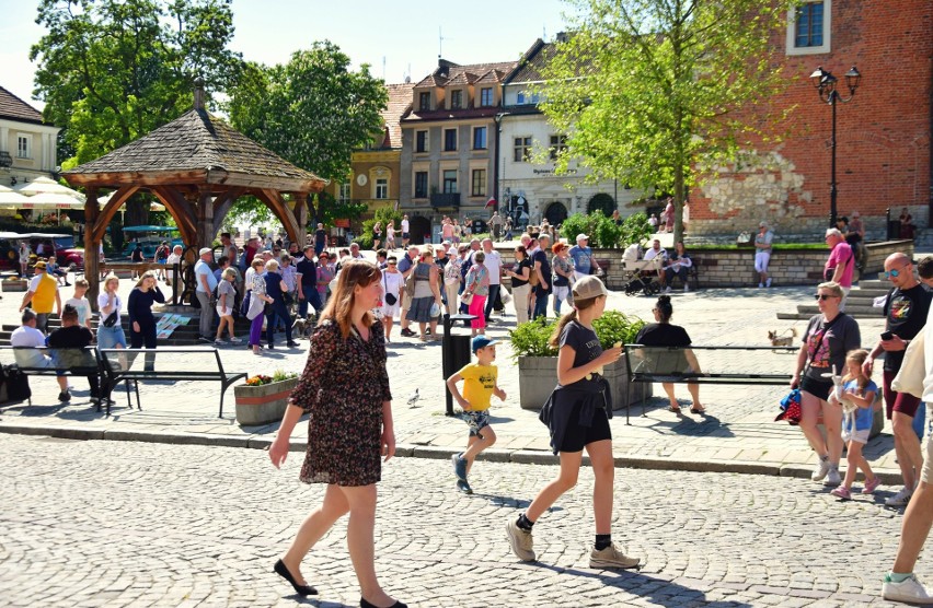 Sandomierz w majówkę oblegany przez turystów. Tłumy odwiedzają zabytki i zakątki Królewskiego Miasta. Zobacz zdjęcia   