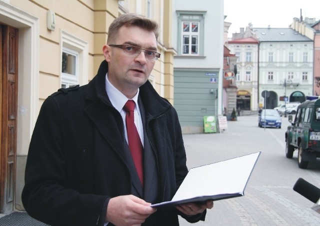 Podczas wczorajszego briefingu prasowego przez Urzędem Miejskim w Przemyślu Rafał Oleszek przekazał dziennikarzom swoje wątpliwości, co do rzetelności przetargu na obsługę bankową miasta.